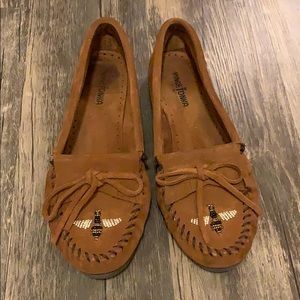 Minnetonka moccasins super cute bee SZ 9